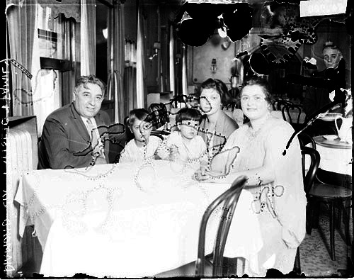 Esposito-Joe-and-family-at-restaurant-1922-SDN-0074988