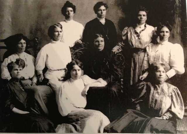 2018-12-Lyria Wilson PHOTO with mother Emeline and sisters - circa 1905 - Patricia Shahen