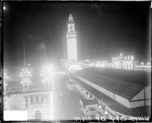 White City Amusement Park, which opened in 1905, was a popular entertainment venue known as “the city of a million lights,” with carnival rides, a roller skating rink, dance hall, Ferris wheel, and a 300-foot-high electric tower with lights that could be seen up to 15 miles away. (Photo: Chicago Daily News Collection, Chicago History Museum, DN-0066641)